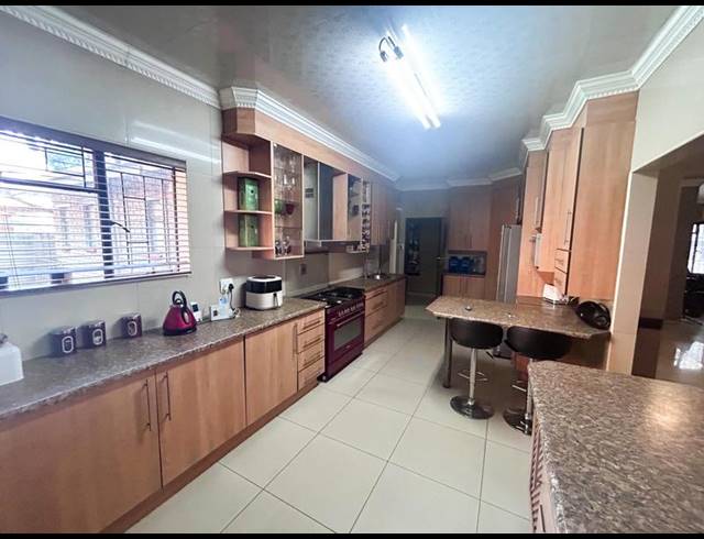 4 BEDROOM HOUSE FOR SALE IN VANDERBIJLPARK SW 2